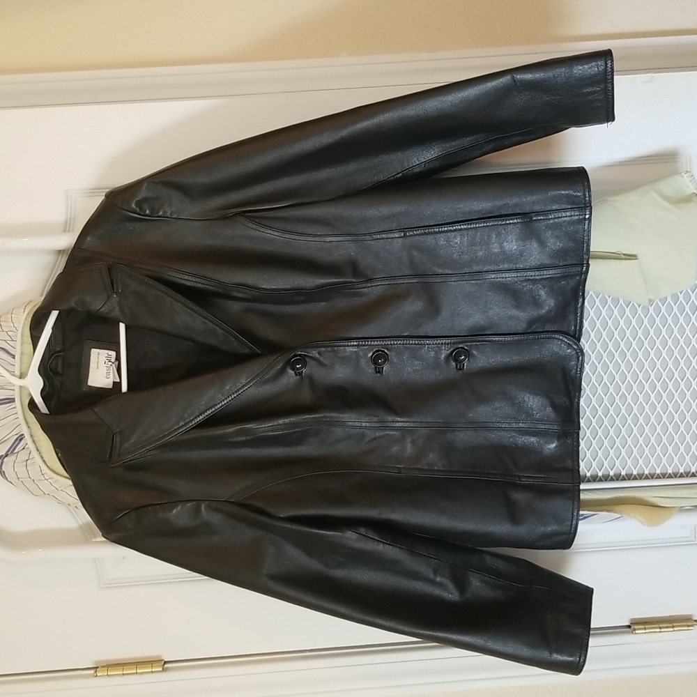Women's fitted leather jacket.